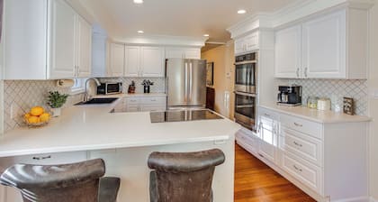 Tacoma Retreat w/ Fire Pit - Walk to Lake Access!