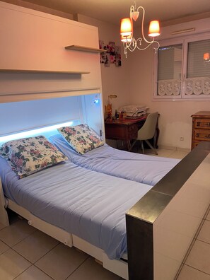 1 chambre, bureau, fer et planche à repasser, Wi-Fi
