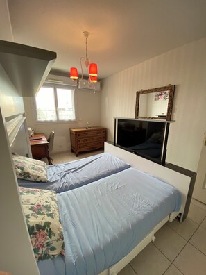 1 bedroom, desk, iron/ironing board, WiFi - 4-person air-conditioned apartment with beach and all amenities within walking distance (Saint-Raphaël)