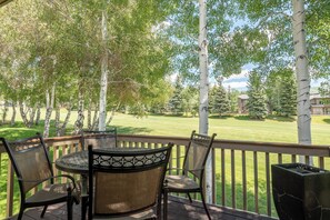Outdoor dining - Ridge Condo 2639 - Pet Friendly and Elkhorn Golf, Tennis, Hot Tub (Sun Valley)