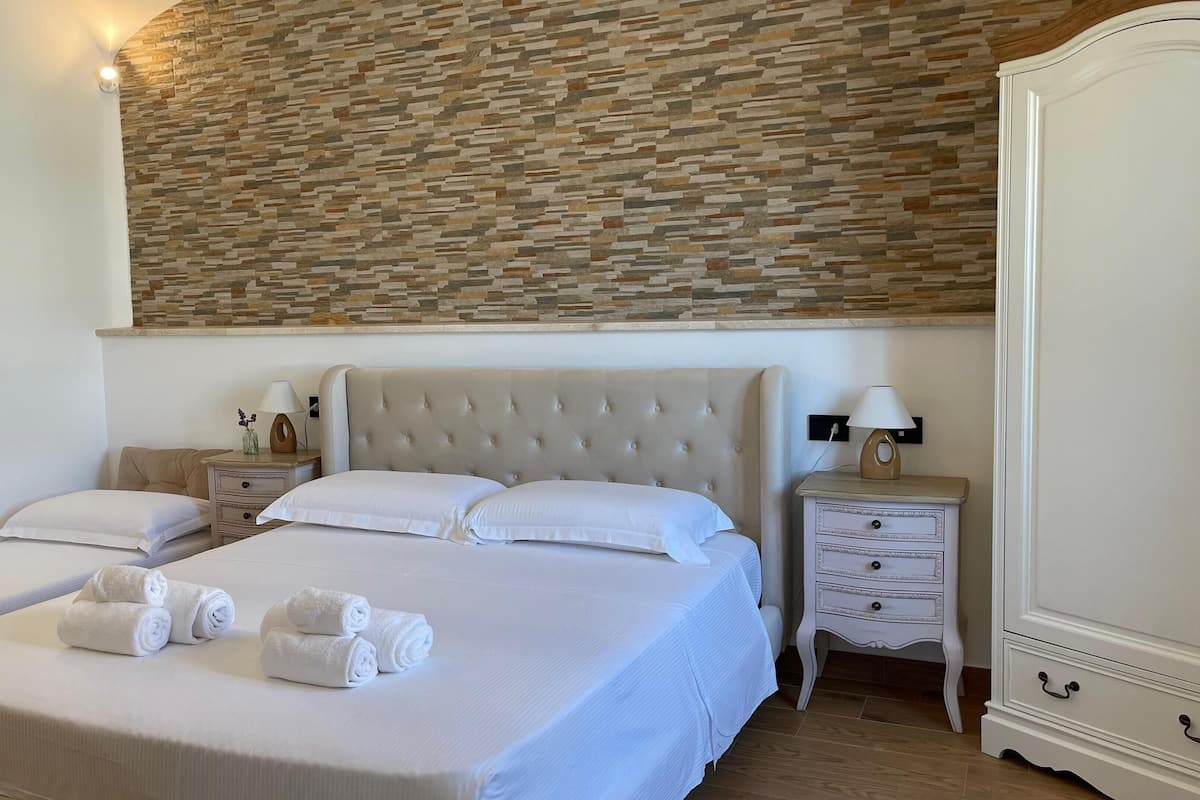Driepersoonskamer | 1 slaapkamer, luxe beddengoed, een minibar, verduisterende gordijnen