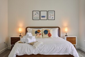 2 bedrooms, desk, WiFi, bed sheets
