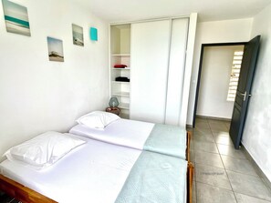 3 slaapkamers, een strijkplank/strijkijzer, reisbedje, wifi