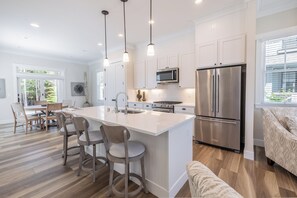 Een koelkast, een magnetron, een oven, een kookplaat