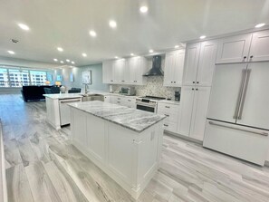 Fridge, microwave, oven, stovetop - Condo with Beach Access! Pool and Outdoor Recreation - Gulf and Bay Club A608 (Siesta Key)