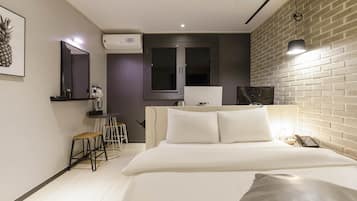 Premium Room, 1 Queen Bed, Private Bathroom | Soundproofing, free WiFi
