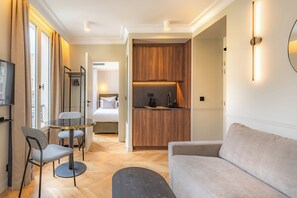 1 chambre, décoration personnalisée, ameublement personnalisé, bureau