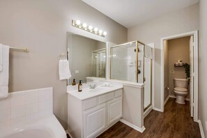 Chuveiro, toalhas de banho, sabonete, papel higiênico