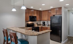 ثلاجة، ميكروويف، فرن، موقد طهي مسطح