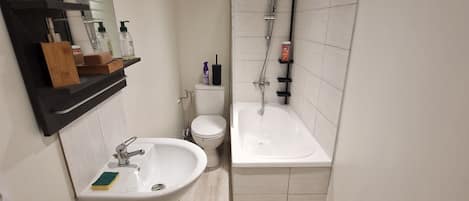 Ilmaiset hygieniatuotteet, hiustenkuivaaja, pyyhkeet, saippua