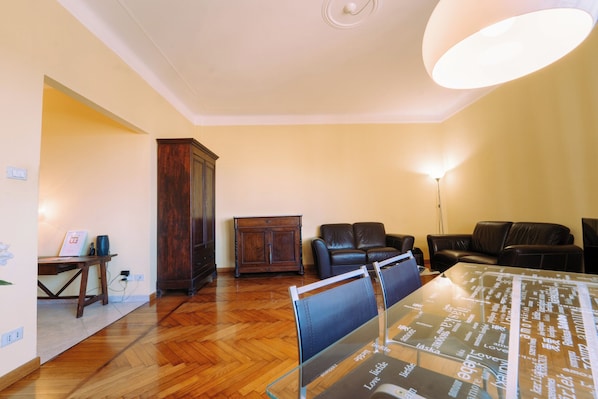 Apartment | Living area | 35-cm TV with digital channels