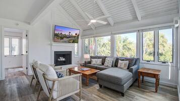 Televisión y chimenea