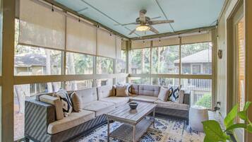 Televisión y chimenea