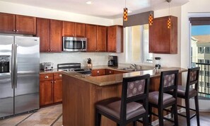 ثلاجة، ميكروويف، فرن، موقد طهي مسطح