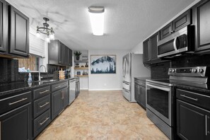 Køleskab, mikrobølgeovn, ovn, kogeplade