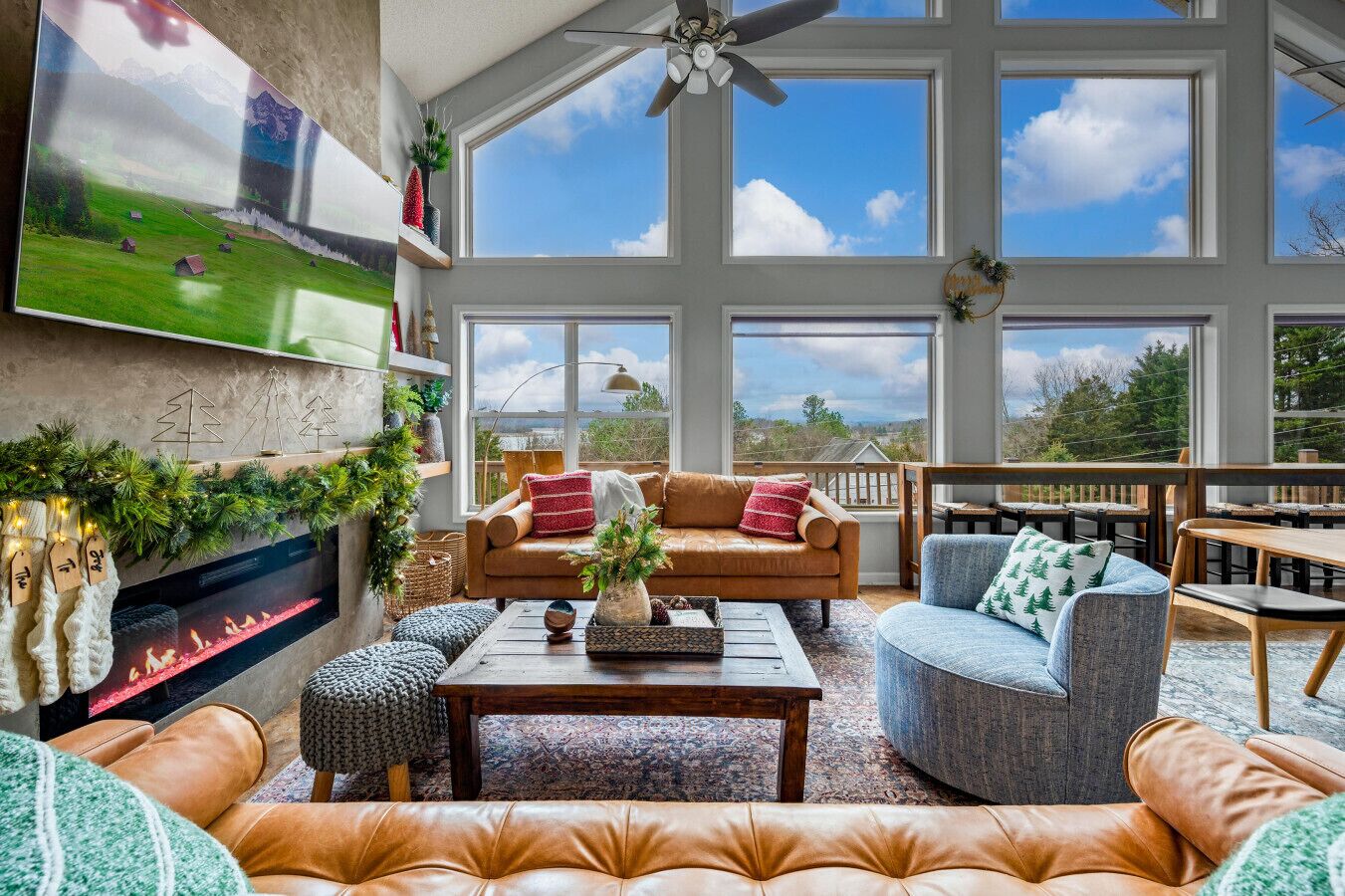 Smart-tv, eldstad, bordsfotboll och ett bordtennisbord