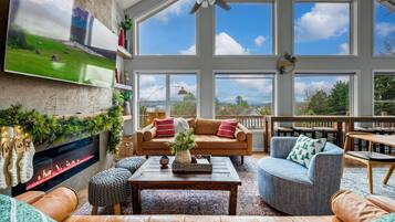 Smart TV, lareira, pebolim, mesa de pingue-pongue