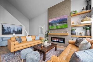Smart TV, chimenea, tenis de mesa y libros 
