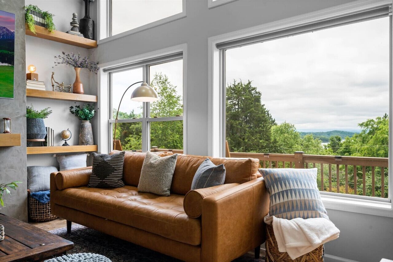 Smart-tv, eldstad, bordsfotboll och ett bordtennisbord