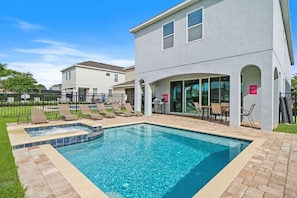 Dive into relaxation with secluded private pool of the home in Kissimmee Florida - A peaceful atmosphere where you can forget your worries and enjoy the moment - Dive into a refreshing poolside escape, with comfortable lounge chairs - 6BR Pool Home near Theme Parks & Disney (Kissimmee)
