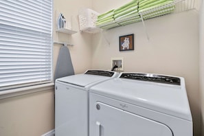Free washer and dryer - 6BR Pool Home near Theme Parks & Disney (Kissimmee)