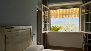 2 camere, una scrivania, ferro/asse da stiro, culla da viaggio