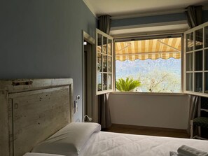 2 slaapkamers, een bureau, een strijkplank/strijkijzer, reisbedje