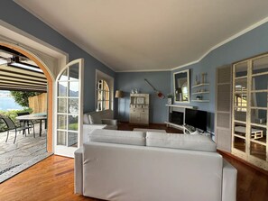 TV, fireplace, DVD player, stereo