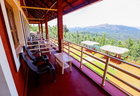Habitación básica doble, vistas a la montaña | Balcón. Uttunga Homestay
