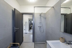 Shower, hair dryer, towels - Villa Milena in Blaškovići  - Haus für 8 Personen (Blaškovići)