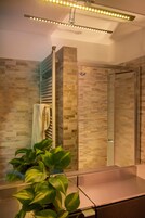 Doppia Classic, vista giardino | Bagno | Doccia, asciugacapelli, asciugamani, sapone
