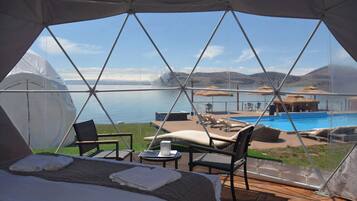 Minibar, coffres-forts dans les chambres, bureau, rideaux occultants