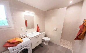 Shower, hair dryer, towels, soap - Bed &breakfast in a peaceful natural setting swimming pool guaranteed relaxation (Dauphin)