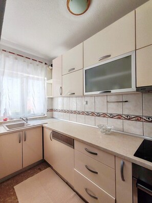 Four, plaque de cuisson, batterie de cuisine, vaisselle et ustensiles