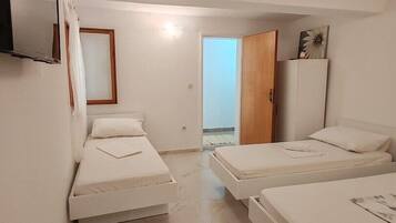 1 bedroom, bed sheets