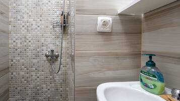 Dusche, Haartrockner, Handtücher