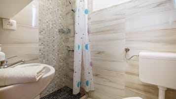 Een douche, een haardroger, handdoeken