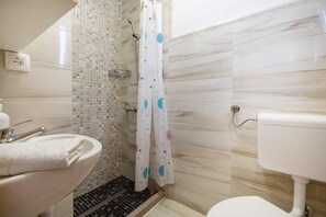 Dusche, Haartrockner, HandtĂŒcher
