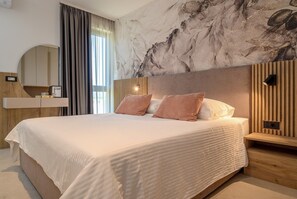 3 habitaciones, tabla de planchar con plancha, wifi y ropa de cama 