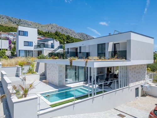 Luxury Villa - RoMa 2 - NEW ,with private pool, parking, high speed Internet, BBQ,...