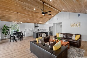 House, 5 Bedrooms | Living area | Smart TV