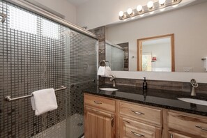 Huisje, 3 slaapkamers | Badkamer | Handdoeken, shampoo, toiletpapier