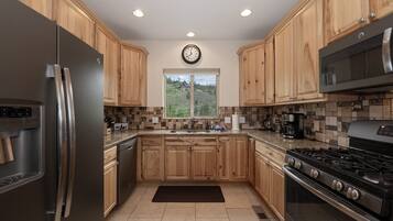 Cabin, 3 Bedrooms | Private kitchen | Fridge, oven, coffee/tea maker, toaster