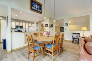 Dining - 195 Summerwood 3 Bedroom Home by RedAwning (Dillon)
