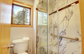 House, 3 Bedrooms | Bathroom | Towels, shampoo - 195 Summerwood 3 Bedroom Home by RedAwning (Dillon)
