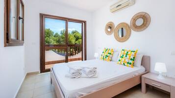 5 bedrooms, iron/ironing board, WiFi, bed sheets