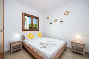5 bedrooms, iron/ironing board, WiFi, bed sheets