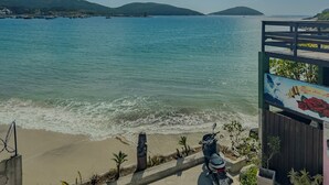 位於海灘上、白沙