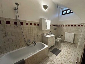 Een haardroger, een bidet, handdoeken, zeep