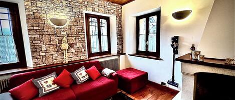 Smart-TV, Kamin, Videospiele, Bücher